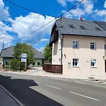 Corner House Near Bled شقة